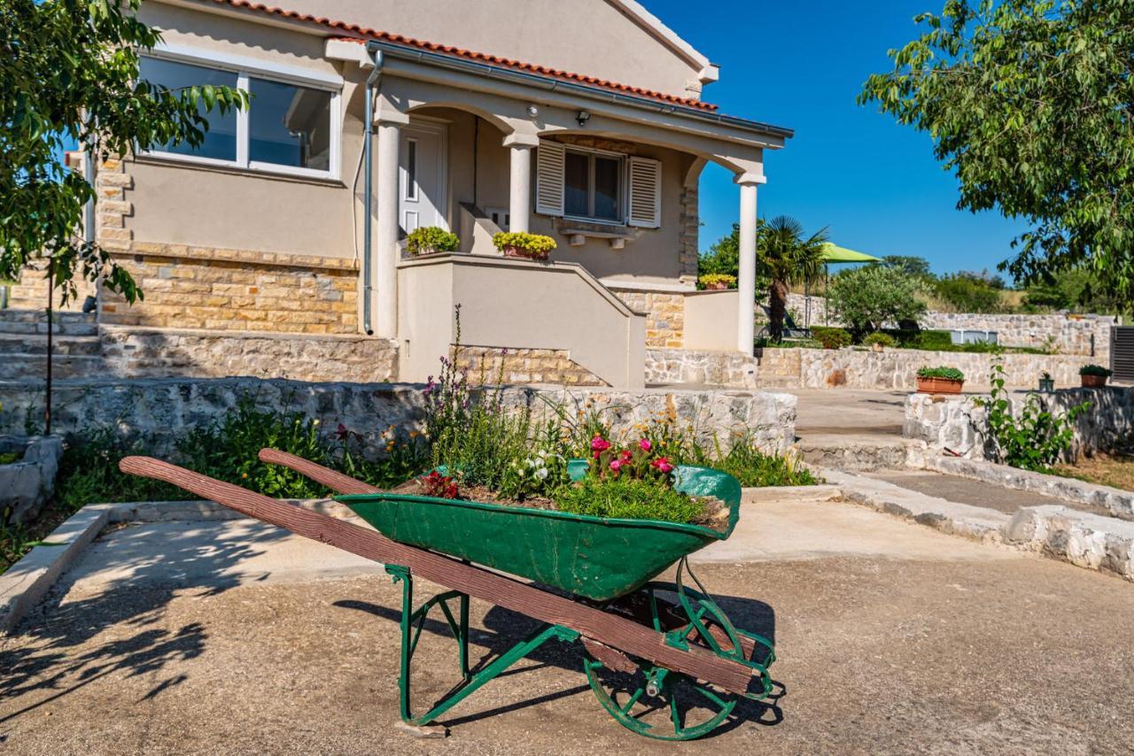 Holiday Home Ante With Beautiful Private Garden Nadin Luaran gambar