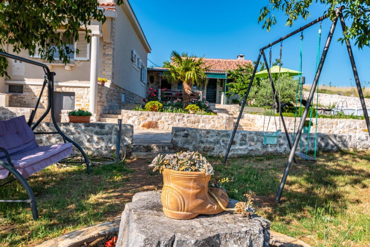 Holiday Home Ante With Beautiful Private Garden Nadin Luaran gambar