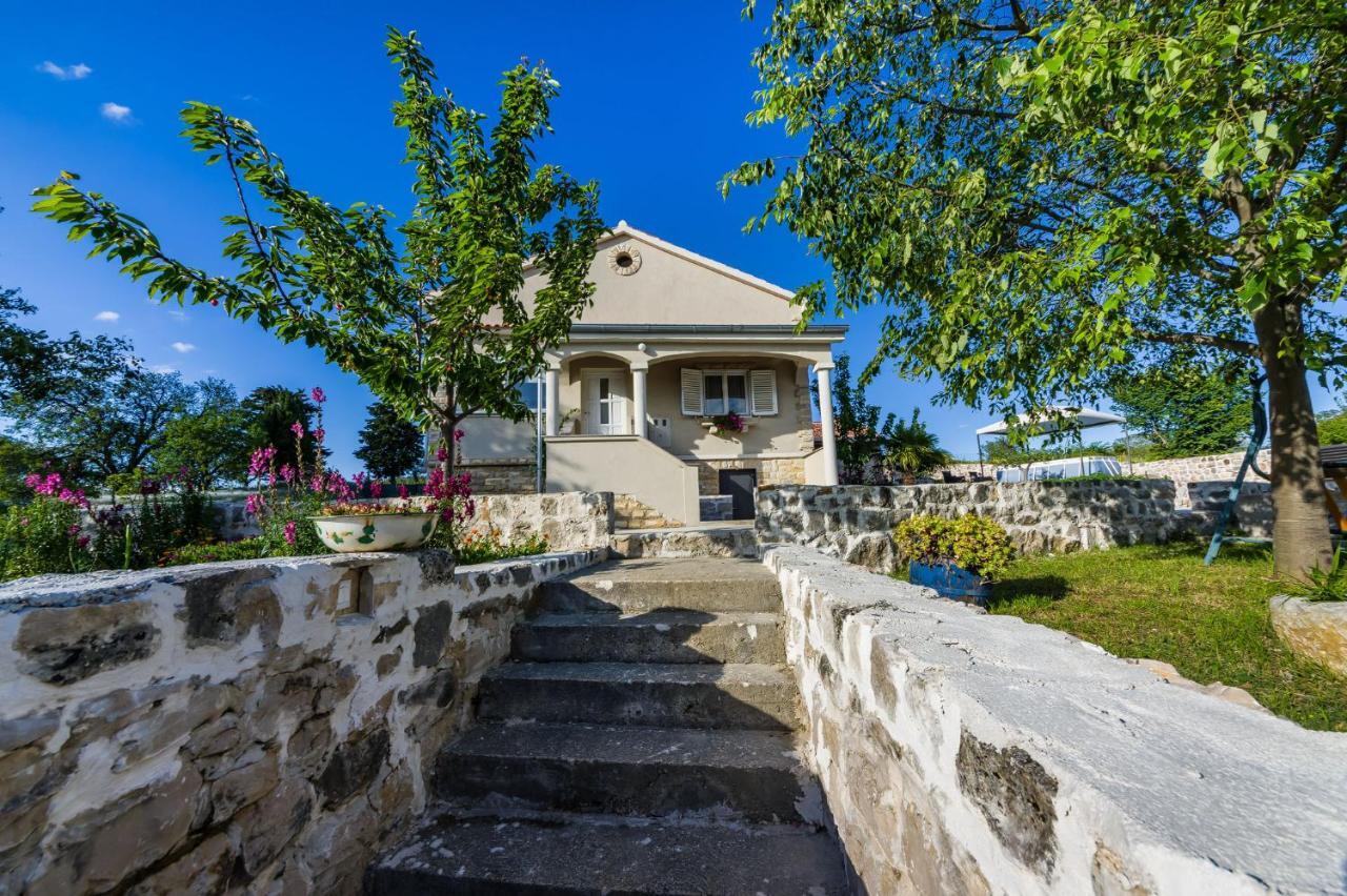 Holiday Home Ante With Beautiful Private Garden Nadin Luaran gambar