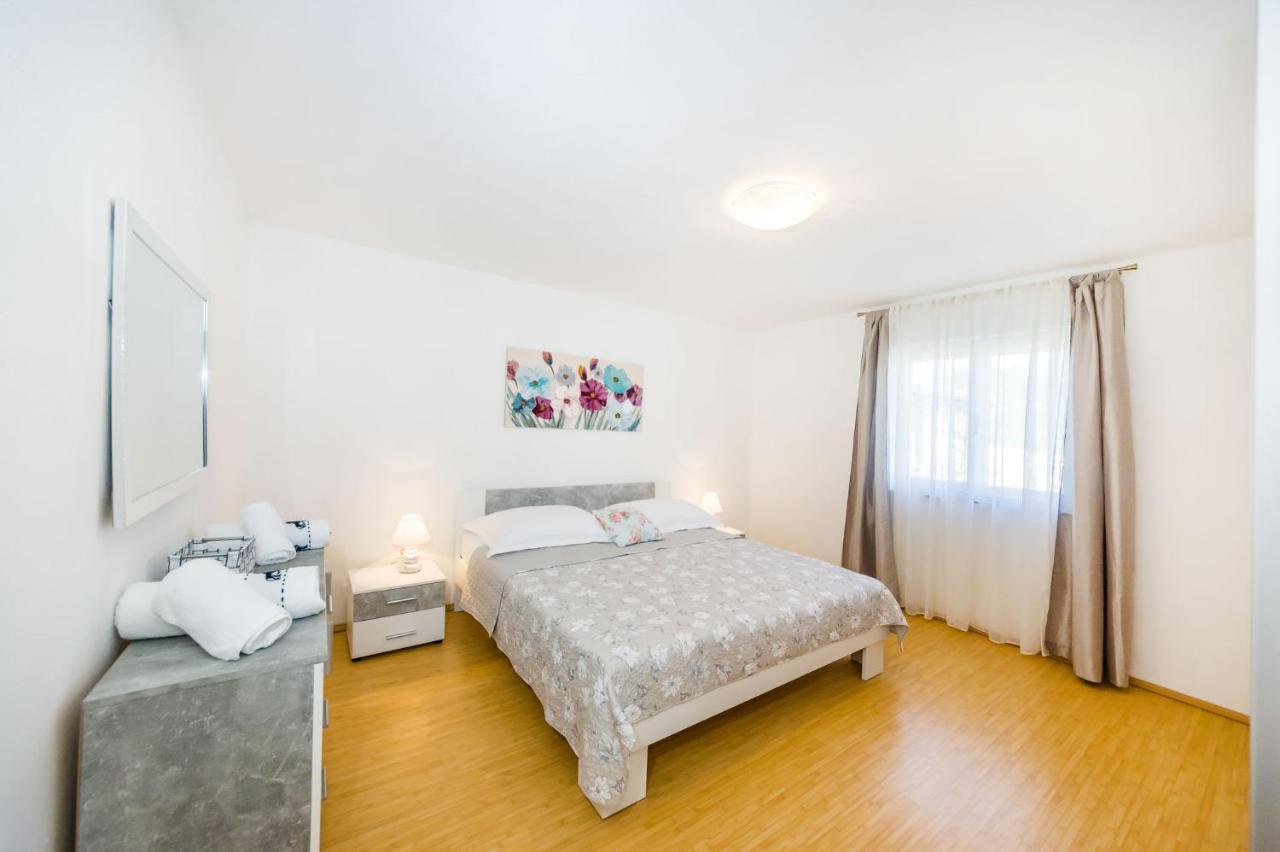 Holiday Home Ante With Beautiful Private Garden Nadin Luaran gambar